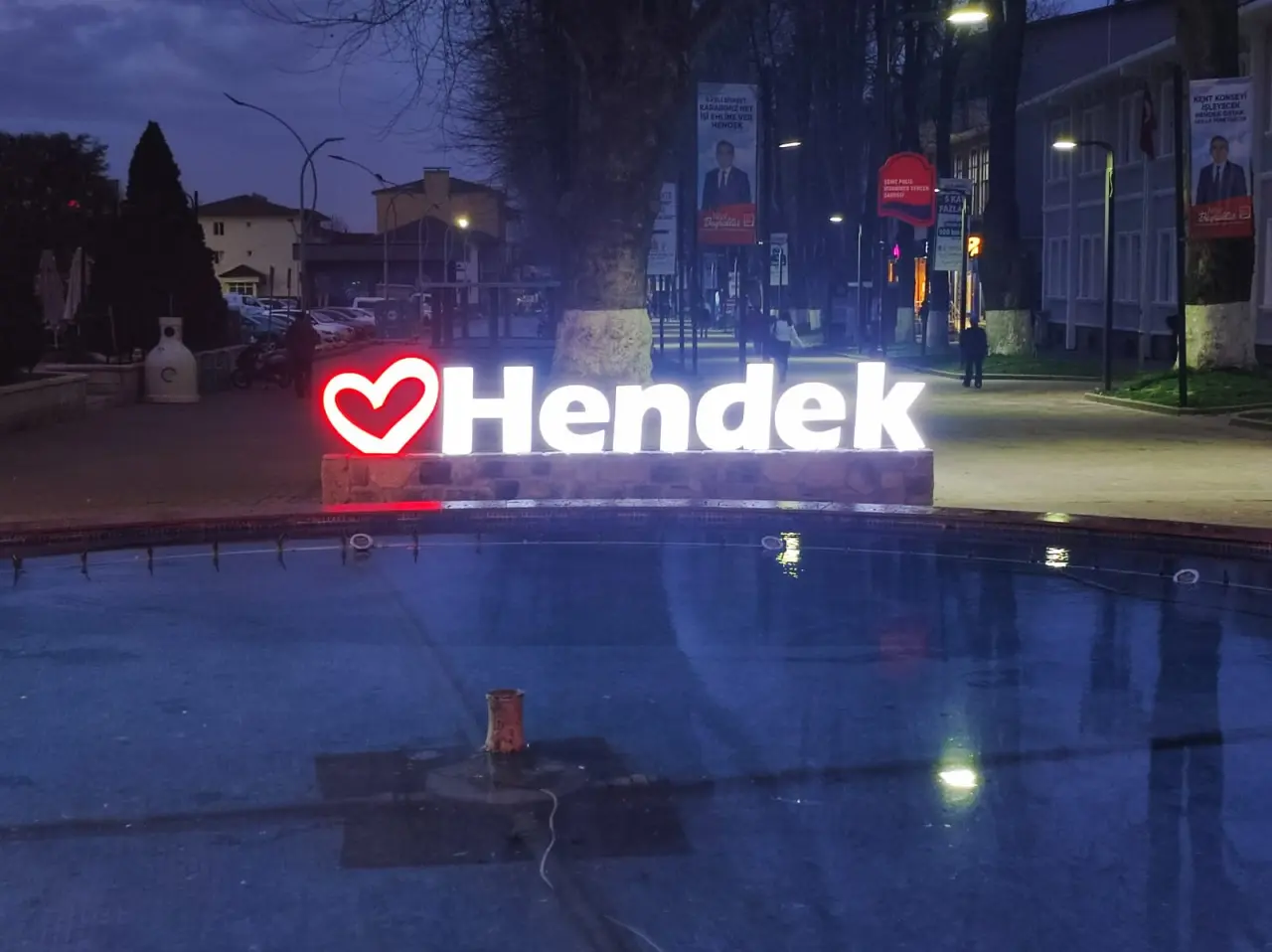 Haber: Hendek Işıklı Tabelası, İlçeye Renk Kattı - Öne Çıkan