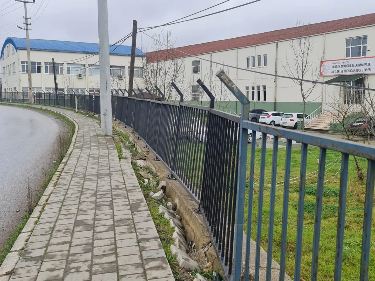 Haber: Duvar Yıkılmak üzere, İlçe Milli Eğitim Müdürlüğü ne iş yapar - Galeri-2