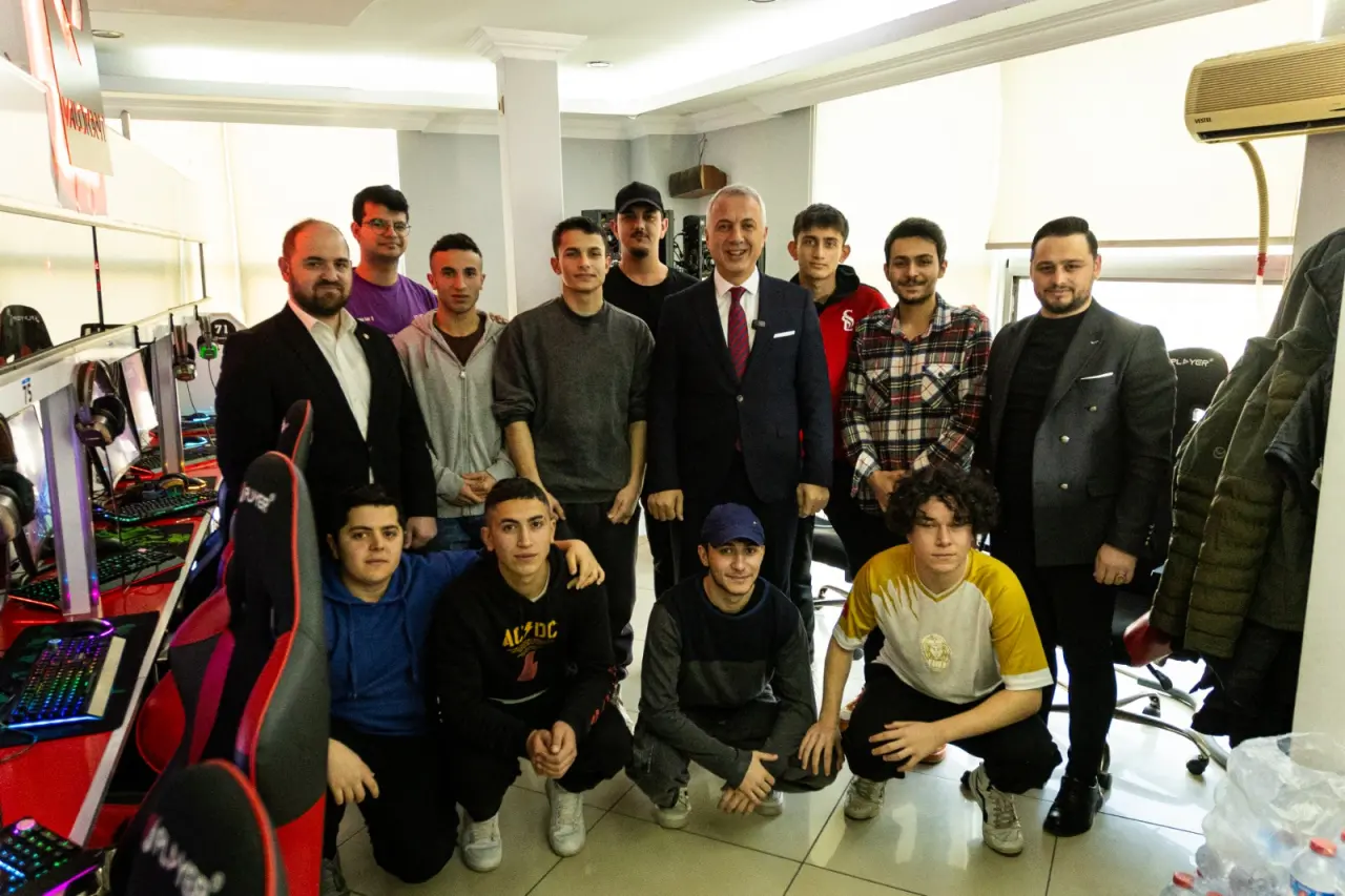 Haber: BAŞKAN BABAOĞLU, E-SPOR TURNUVASININ FİNALİSTLERİYLE BULUŞTU - Öne Çıkan