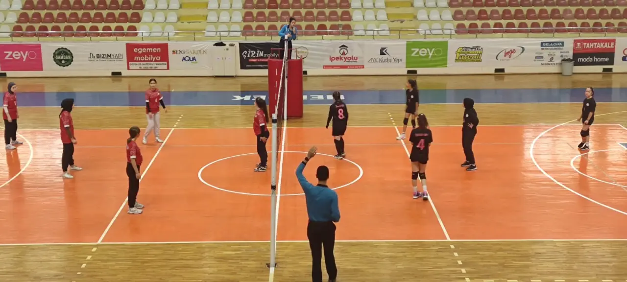 Haber: Yıldız  Kızlar Valeybol İlçe Birinciliği Müsabakaları başladı - Galeri-1
