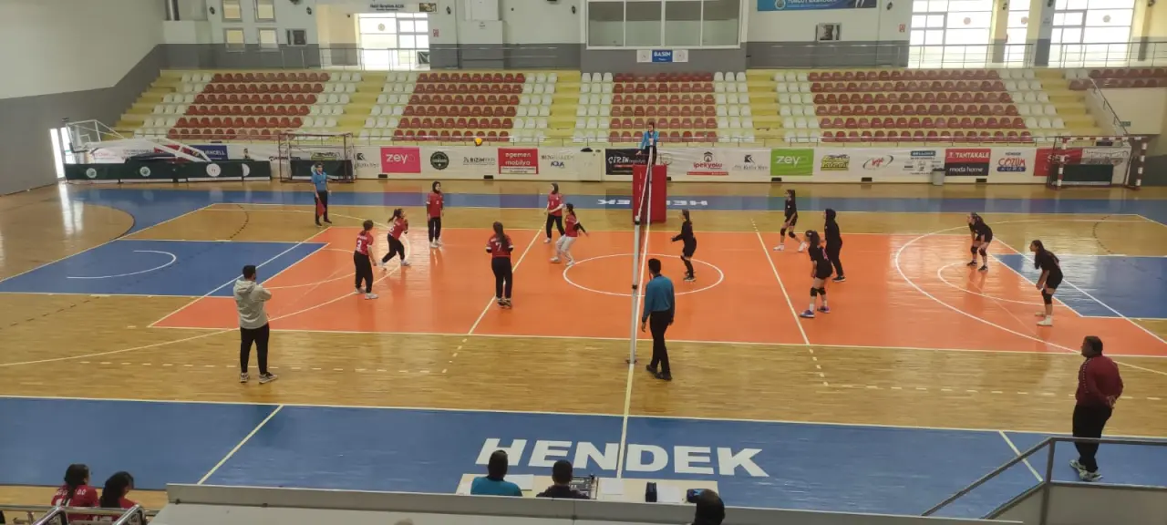 Haber: Yıldız  Kızlar Valeybol İlçe Birinciliği Müsabakaları başladı - Galeri-6