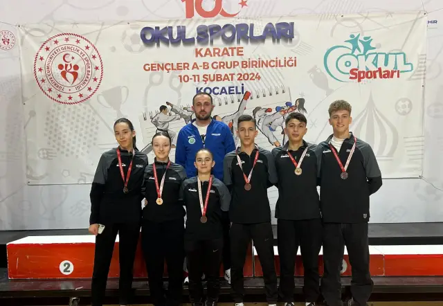 Hendekli karateciler madalya aşkına