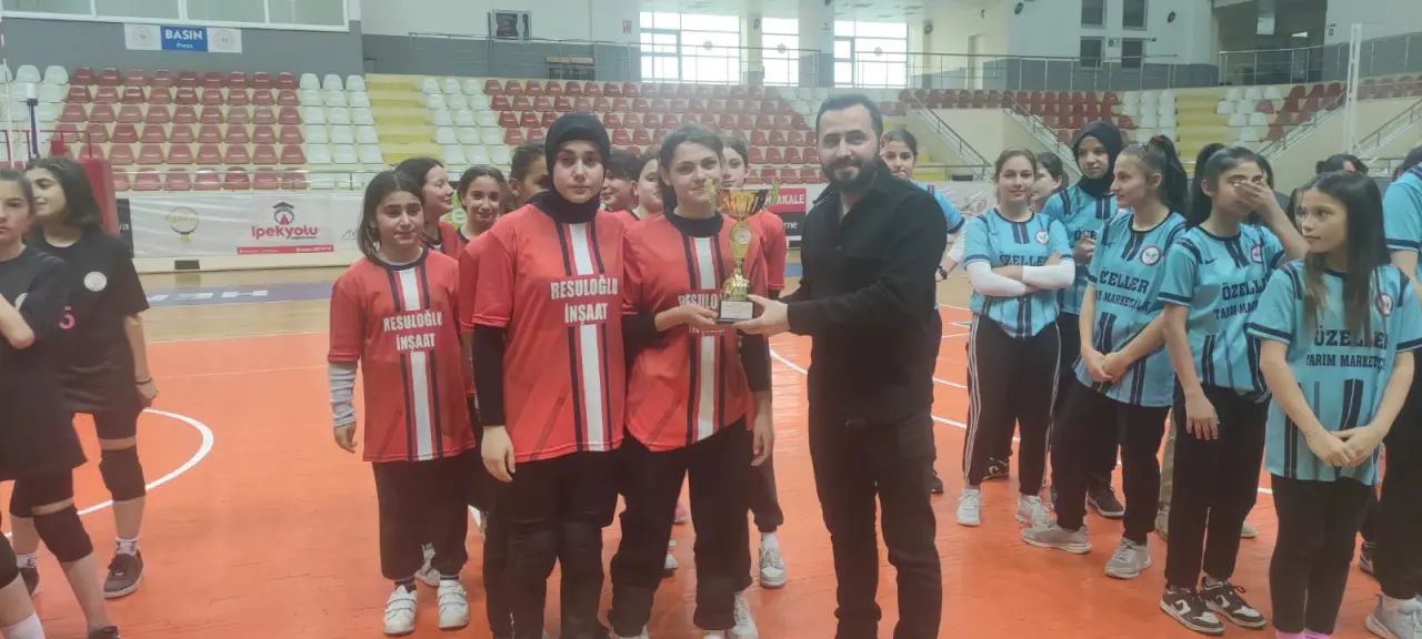 Haber: 2023-2024 yıldız kızlar voleybol sonuçları - Galeri-3