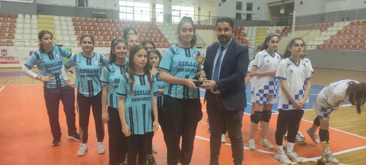 Haber: 2023-2024 yıldız kızlar voleybol sonuçları - Galeri-5