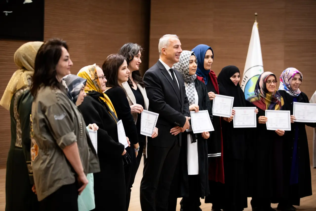 Haber: BAŞKAN BABAOĞLU, TEKSTİL ATÖLYESİ SERTİFİKA TÖRENİNE KATILDI - Galeri-1