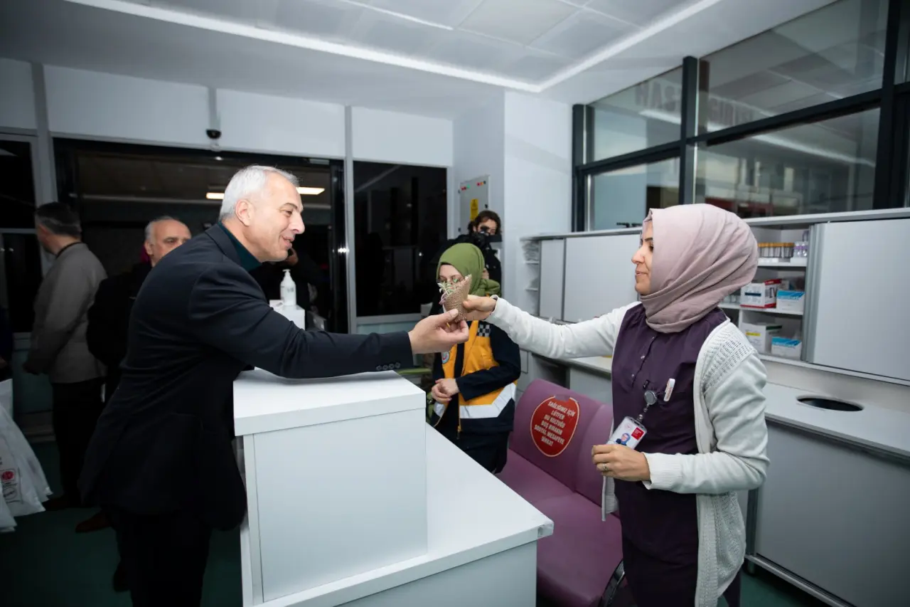 Haber: BAŞKAN BABAOĞLU'NDAN SAĞLIK ÇALIŞANLARINA BAYRAM ZİYARETİ - Galeri-6