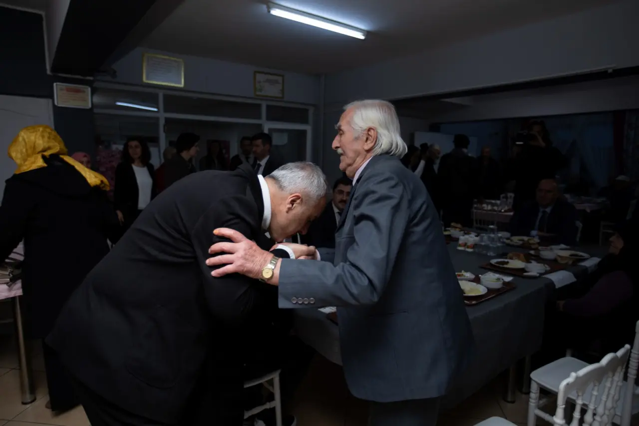 Haber: BABAOĞLU HUZUREVİNDE İLAHİLERE EŞLİK ETTİ - Galeri-2