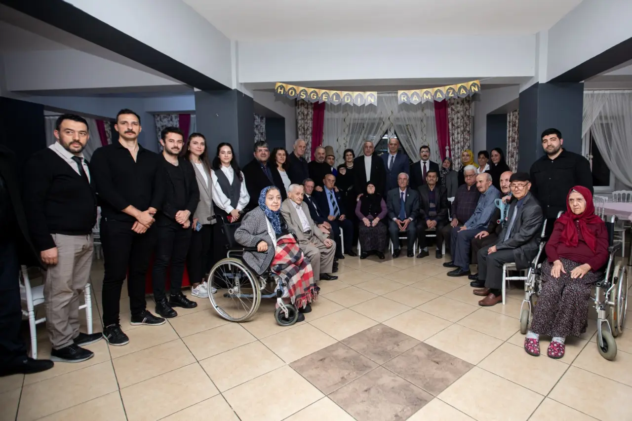Haber: BABAOĞLU HUZUREVİNDE İLAHİLERE EŞLİK ETTİ - Galeri-6