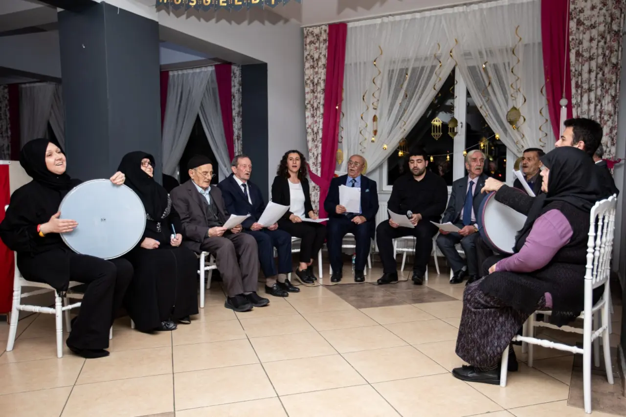 Haber: BABAOĞLU HUZUREVİNDE İLAHİLERE EŞLİK ETTİ - Galeri-4