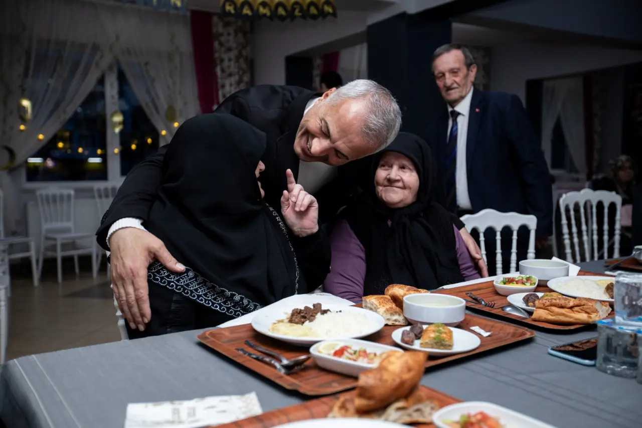 Haber: BABAOĞLU HUZUREVİNDE İLAHİLERE EŞLİK ETTİ - Galeri-3