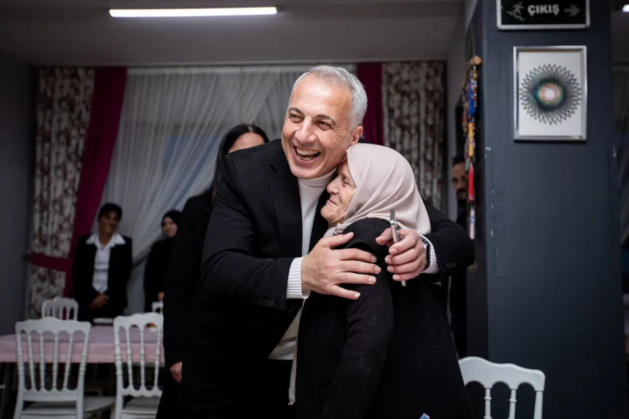 Haber: BABAOĞLU HUZUREVİNDE İLAHİLERE EŞLİK ETTİ - Galeri-1