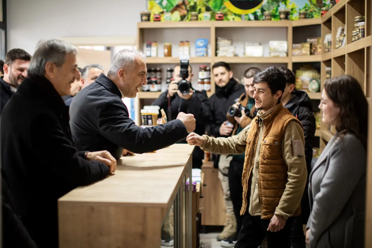 Haber: ALEMDAR’DAN BABAOĞLU’NUN HENDEK MEYDAN PROJESİNE DESTEK - Galeri-2