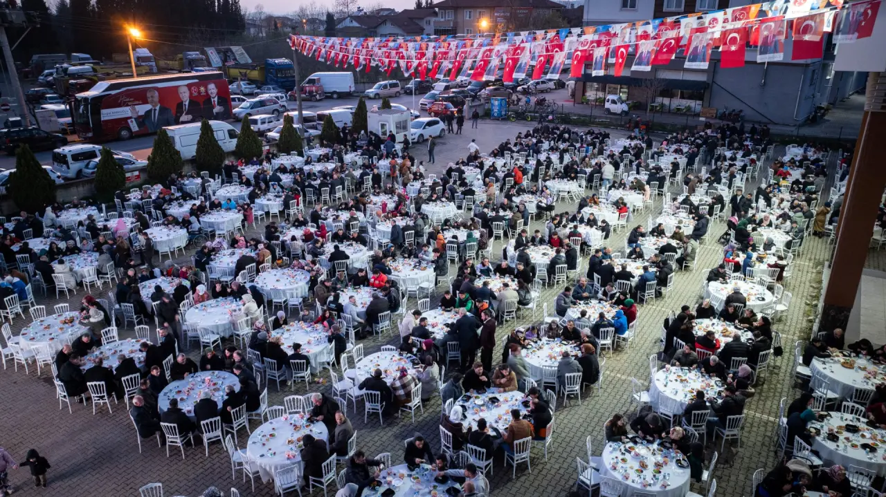 Haber: MEYDANLAR TIKLIM TIKLIM, HENDEK HALKI BABAOĞLU’NUN YANINDA - Öne Çıkan