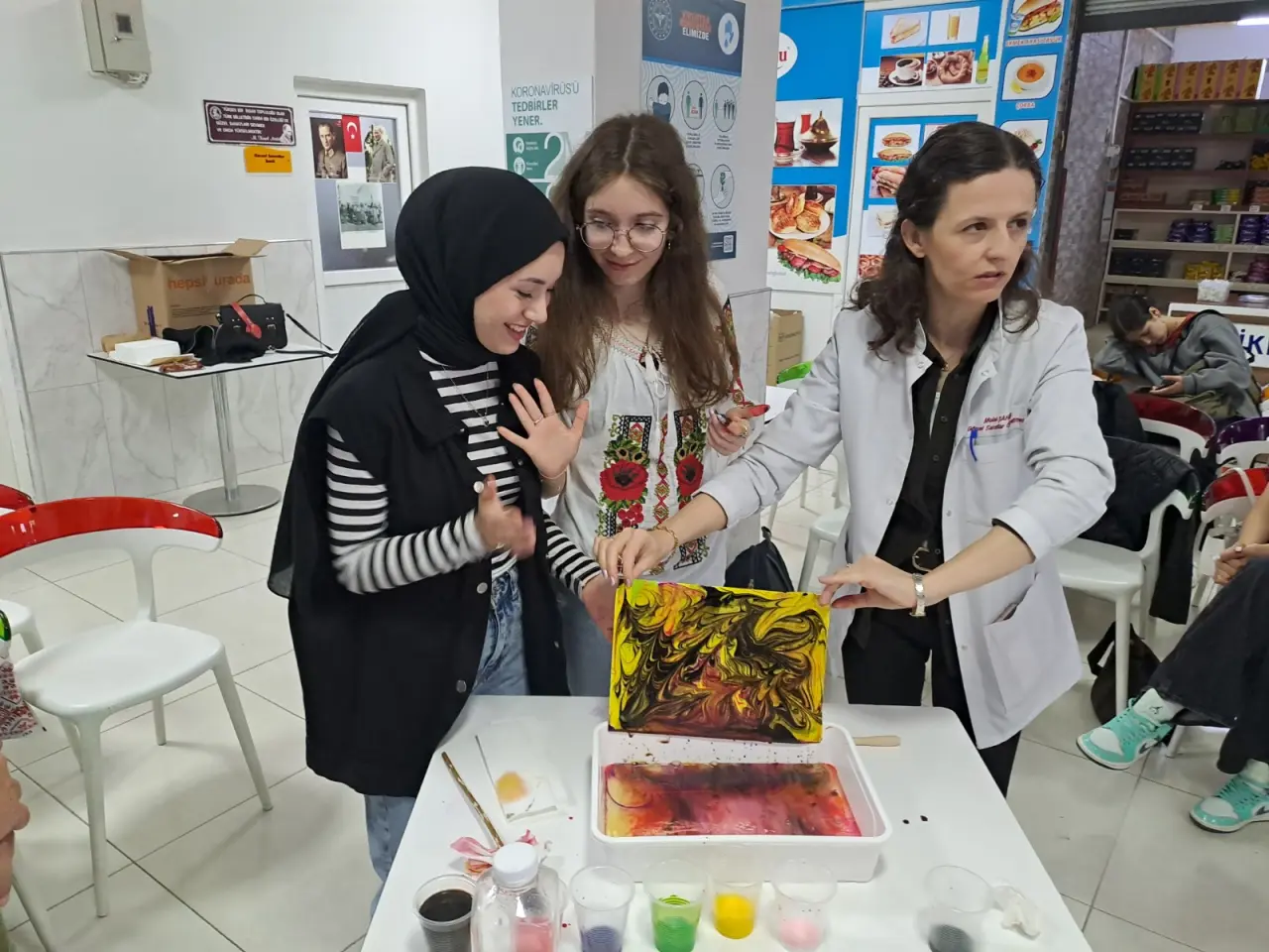 Haber: Yabancı öğrenciler  ebru sanatı ile tanıştı   - Öne Çıkan