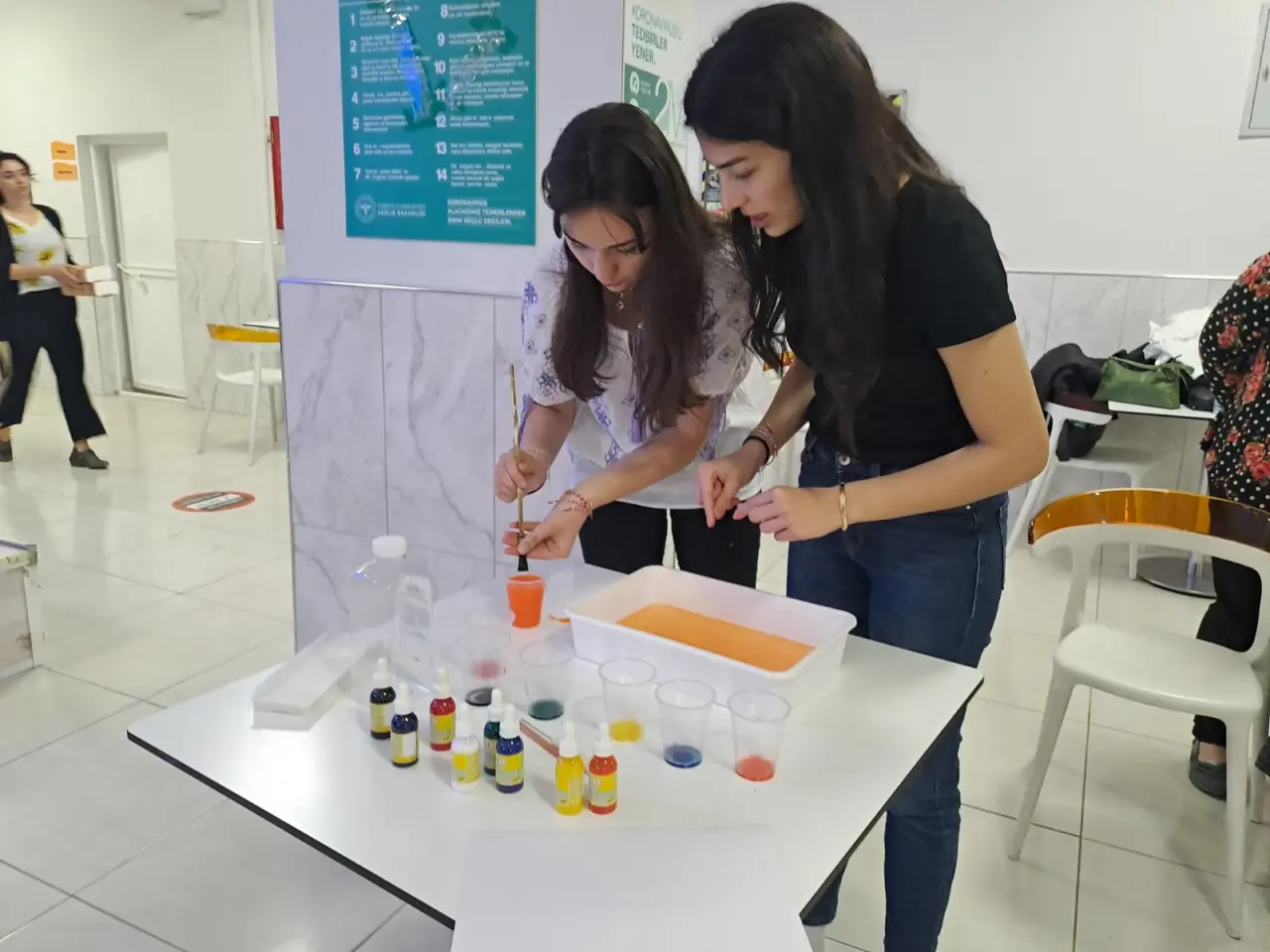 Haber: Yabancı öğrenciler  ebru sanatı ile tanıştı   - Galeri-1
