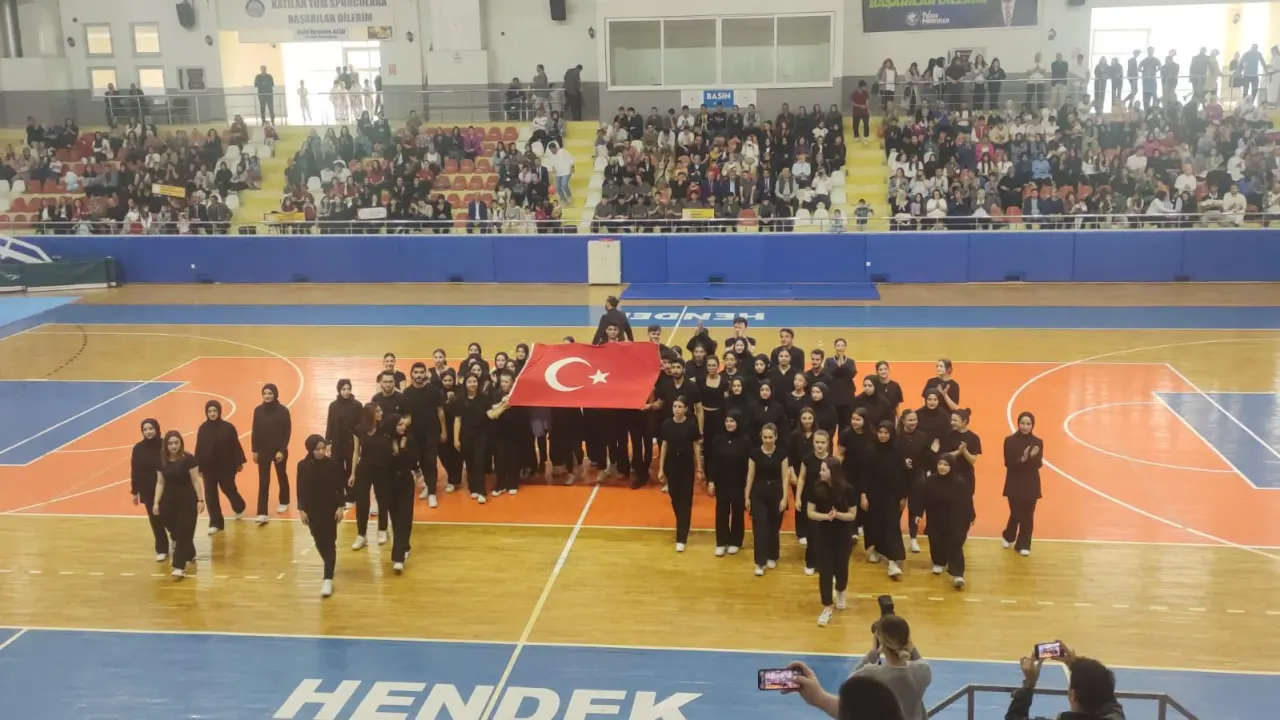 Haber: 19 MAYIS HENDEK´TE COŞKUYLA KUTLANDI - Galeri-1
