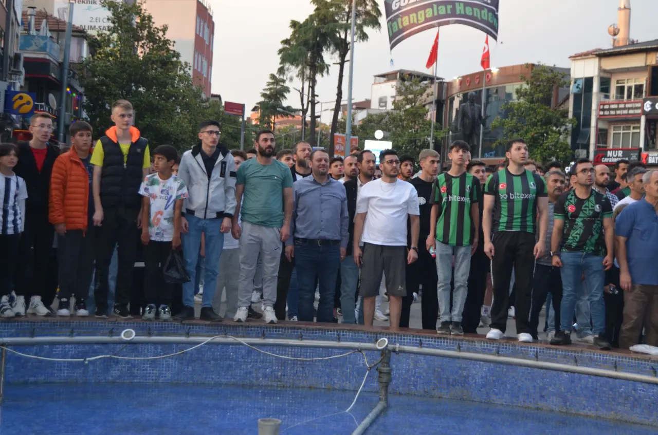 Haber: Hendek Meydanda Büyük Üzüntü Taraftarlar Yıkıldı - Galeri-1