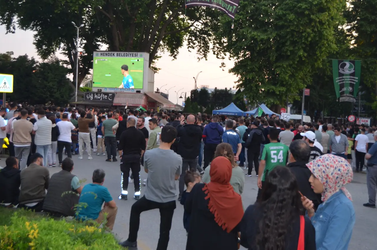 Haber: Hendek Meydanda Büyük Üzüntü Taraftarlar Yıkıldı - Galeri-2