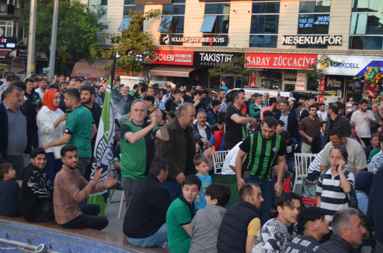 Haber: Hendek Meydanda Büyük Üzüntü Taraftarlar Yıkıldı - Galeri-3