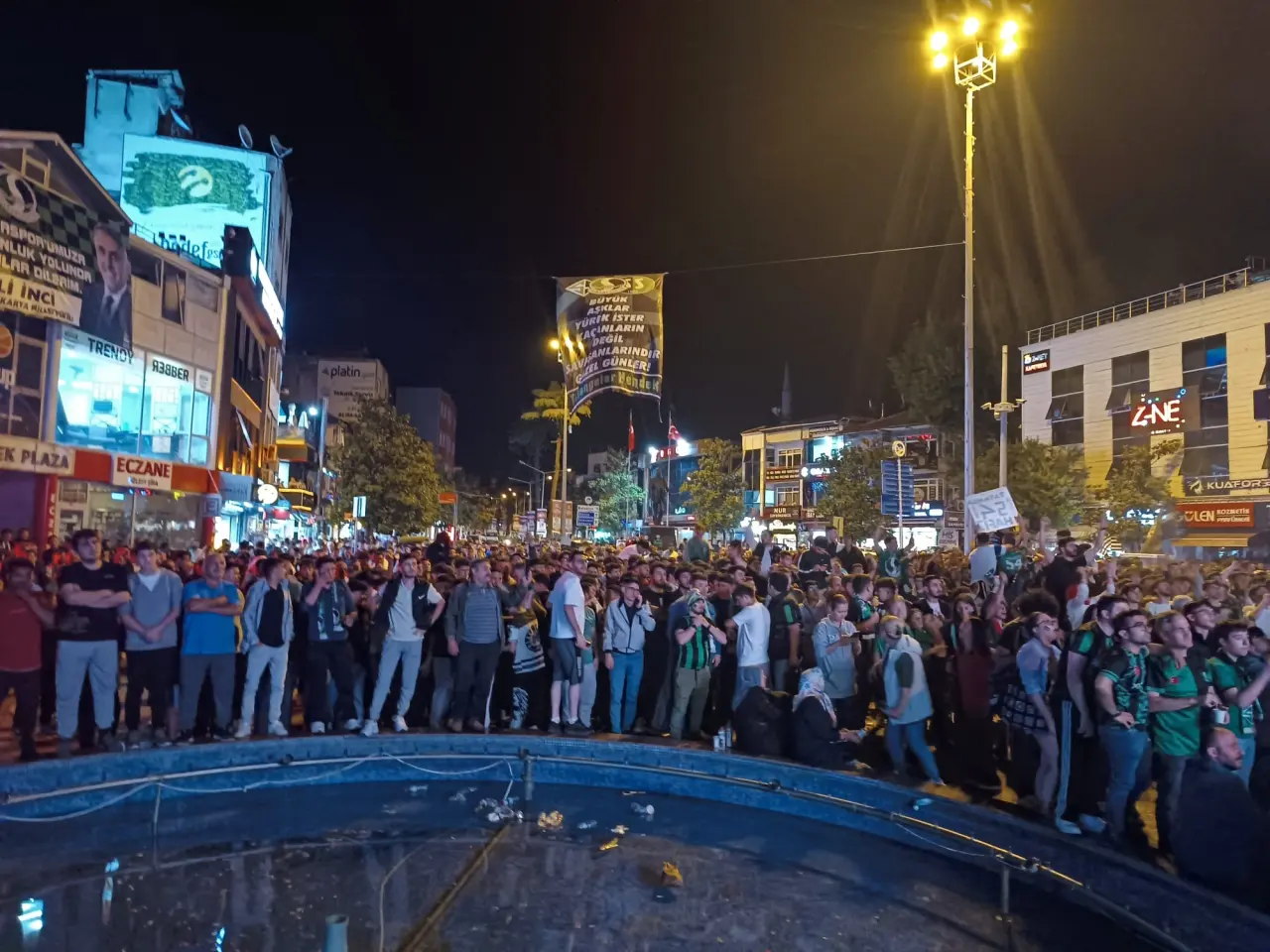 Haber: Hendek Meydanda Büyük Üzüntü Taraftarlar Yıkıldı - Galeri-5