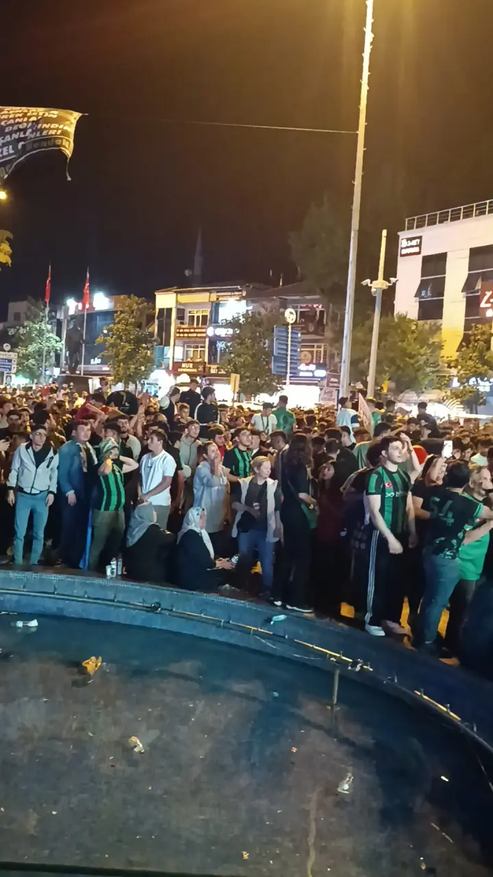 Haber: Hendek Meydanda Büyük Üzüntü Taraftarlar Yıkıldı - Galeri-6
