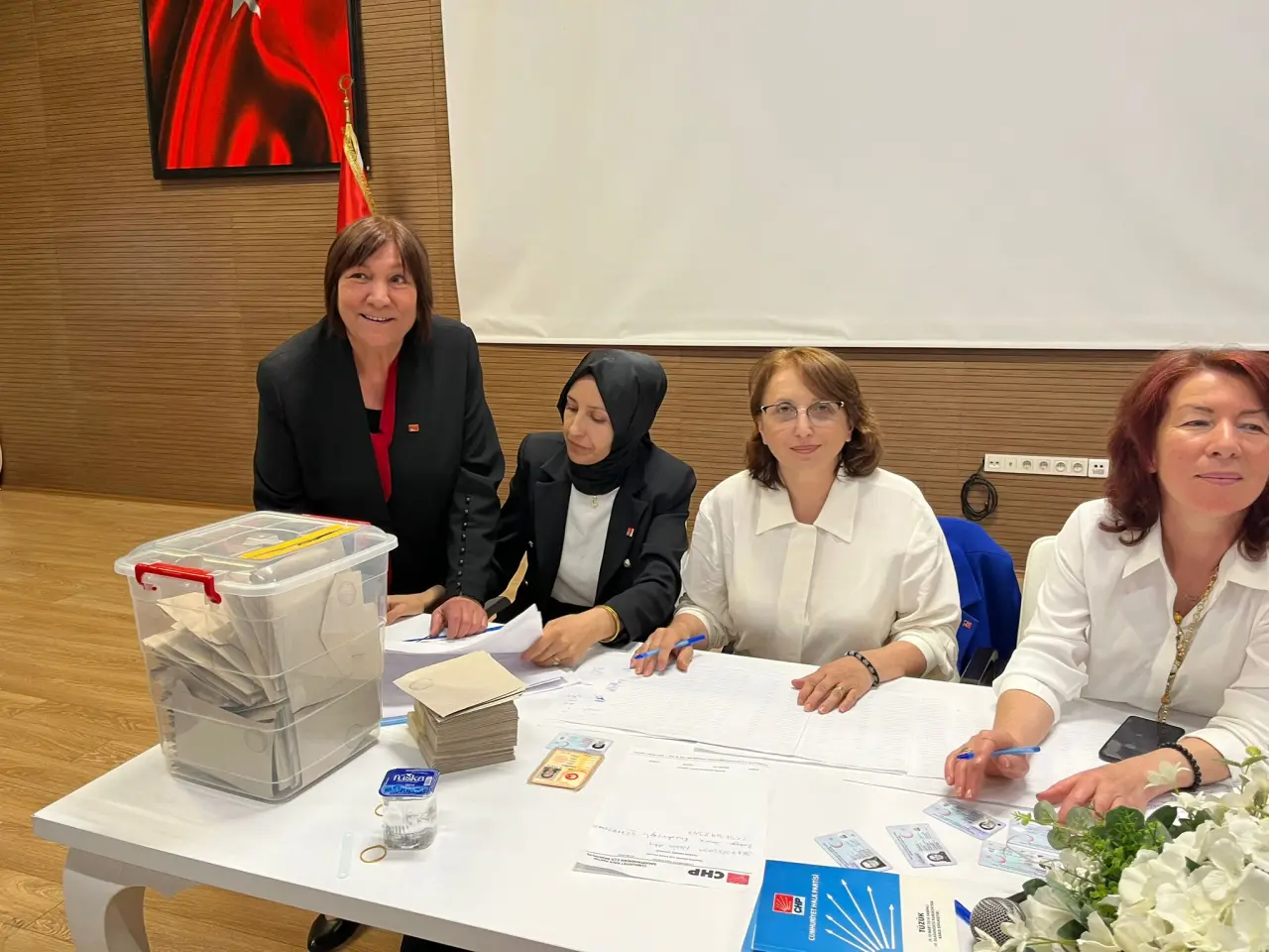 Haber: CHP'de Emine Yazıcıtunç Güven Tazeledi - Galeri-4