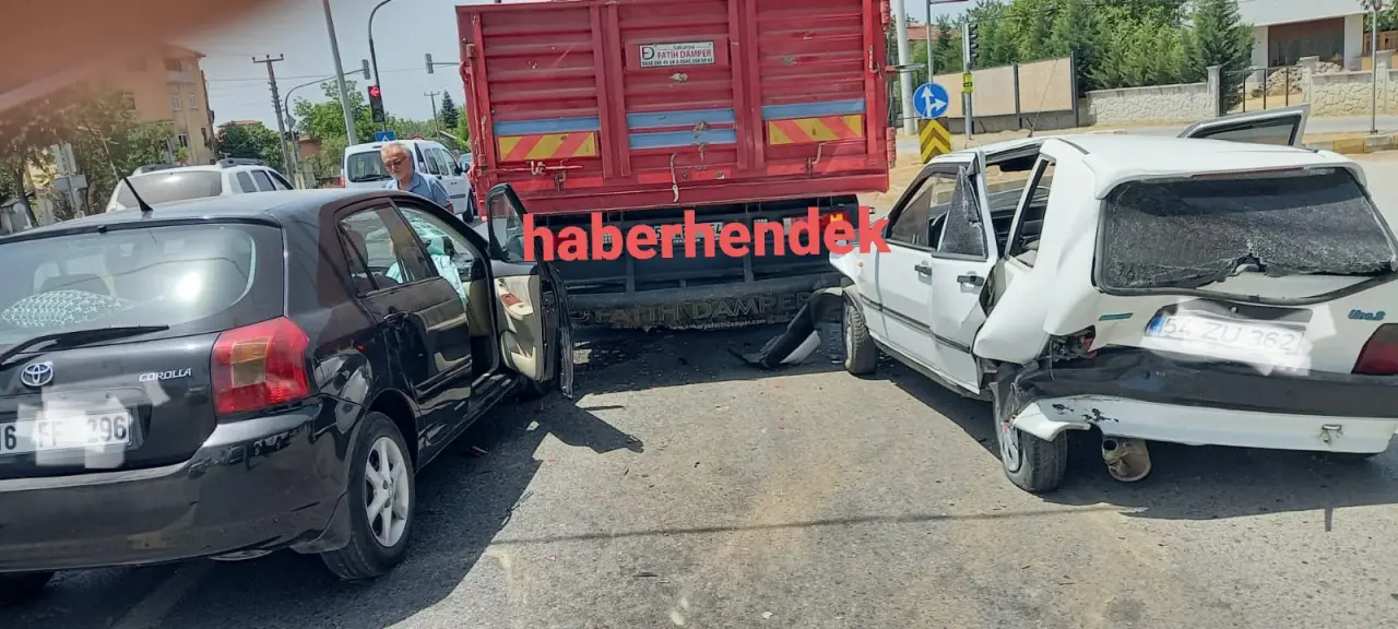Haber: İki otomobil Kamyona arkadan çarptı  - Öne Çıkan