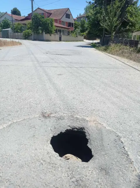 Asfaltta açılan Çukura Motosikletli Düştü 