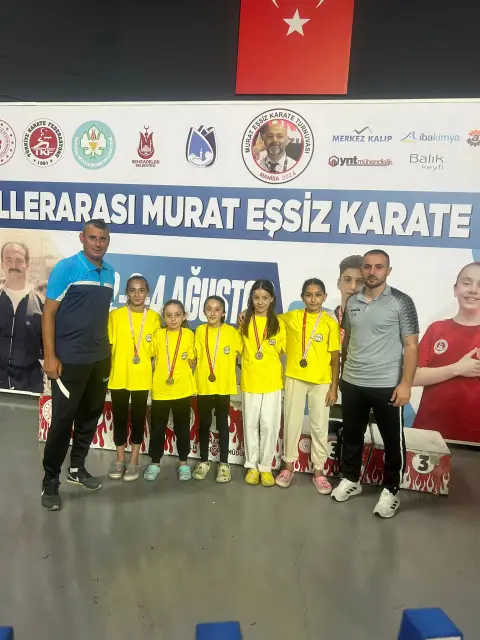Hendekli karateciler 6 madalya ile döndü