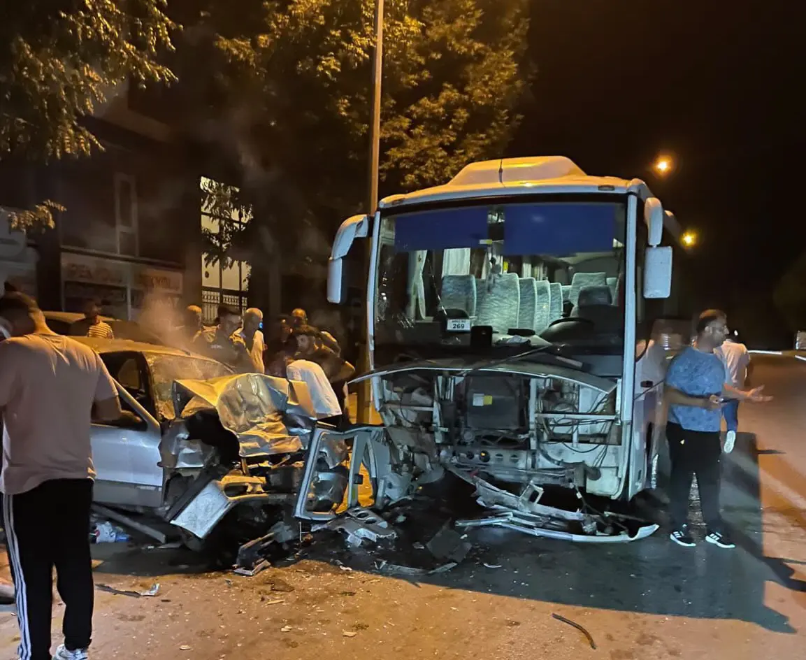 Haber: İşçi servisi ile otomobil çarpıştı  - Öne Çıkan