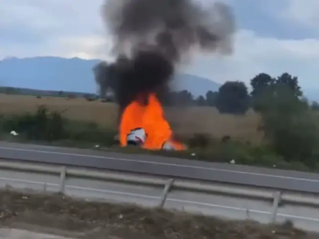 Yoldan çıkan araç alev aldı 