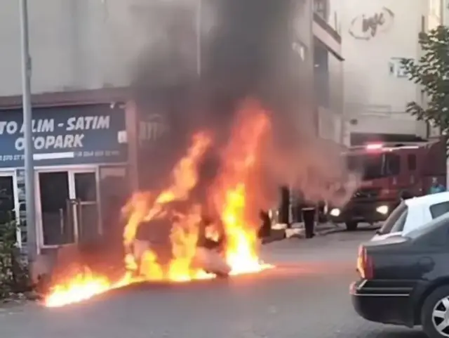 Park halindeki otomobil yandı