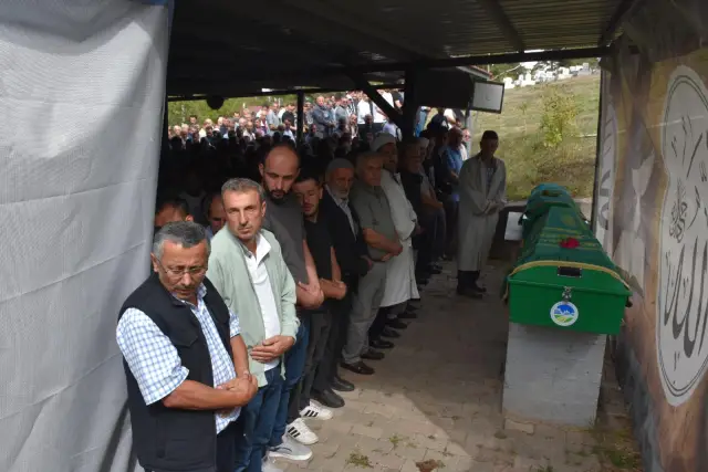 Kardeşler Yanyana açılan mezarlara defnedildi