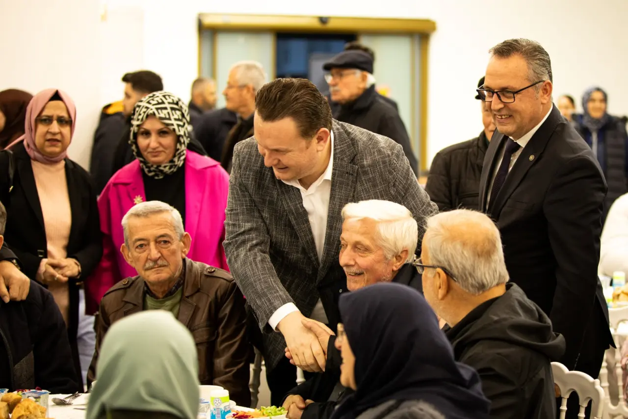 BAŞKAN BABAOĞLU ÖĞRETMENLERE 5 YILLIK KARNESİNİ SUNDU