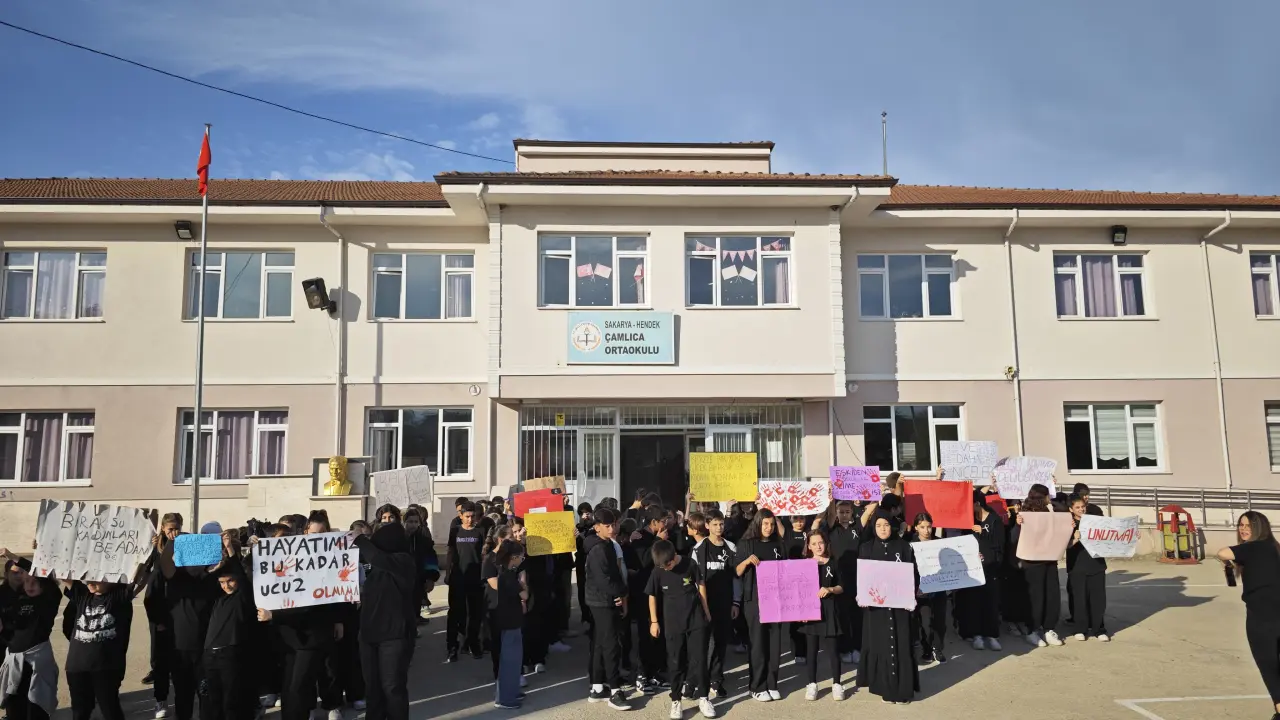 Haber: Çamlıca Ortaokulundan Anlamlı Gösteri - Öne Çıkan