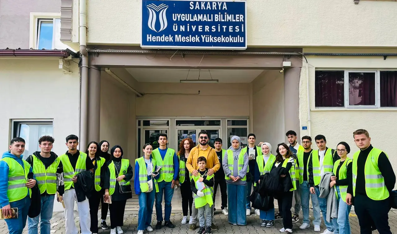 Haber: Hendek Meydanı’nda kitap okuma etkinliği - Galeri-2