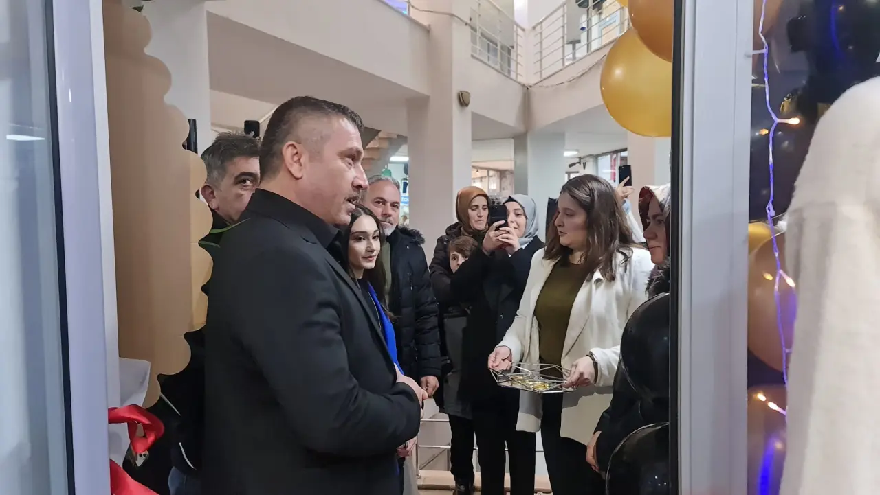Haber: Hendek’te Aura Butik Kadın Giyim Mağazası Açıldı - Galeri-1