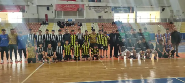 Genç Erkekler Futsal B Grubun şampiyonu Orhangazi Anadolu Lisesi