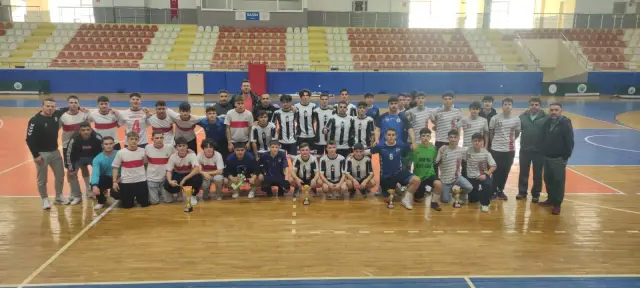 Genç Erkekler Futsal A grubunda şampiyon Akşemseddin Mesleki ve Teknik Anadolu Lisesi