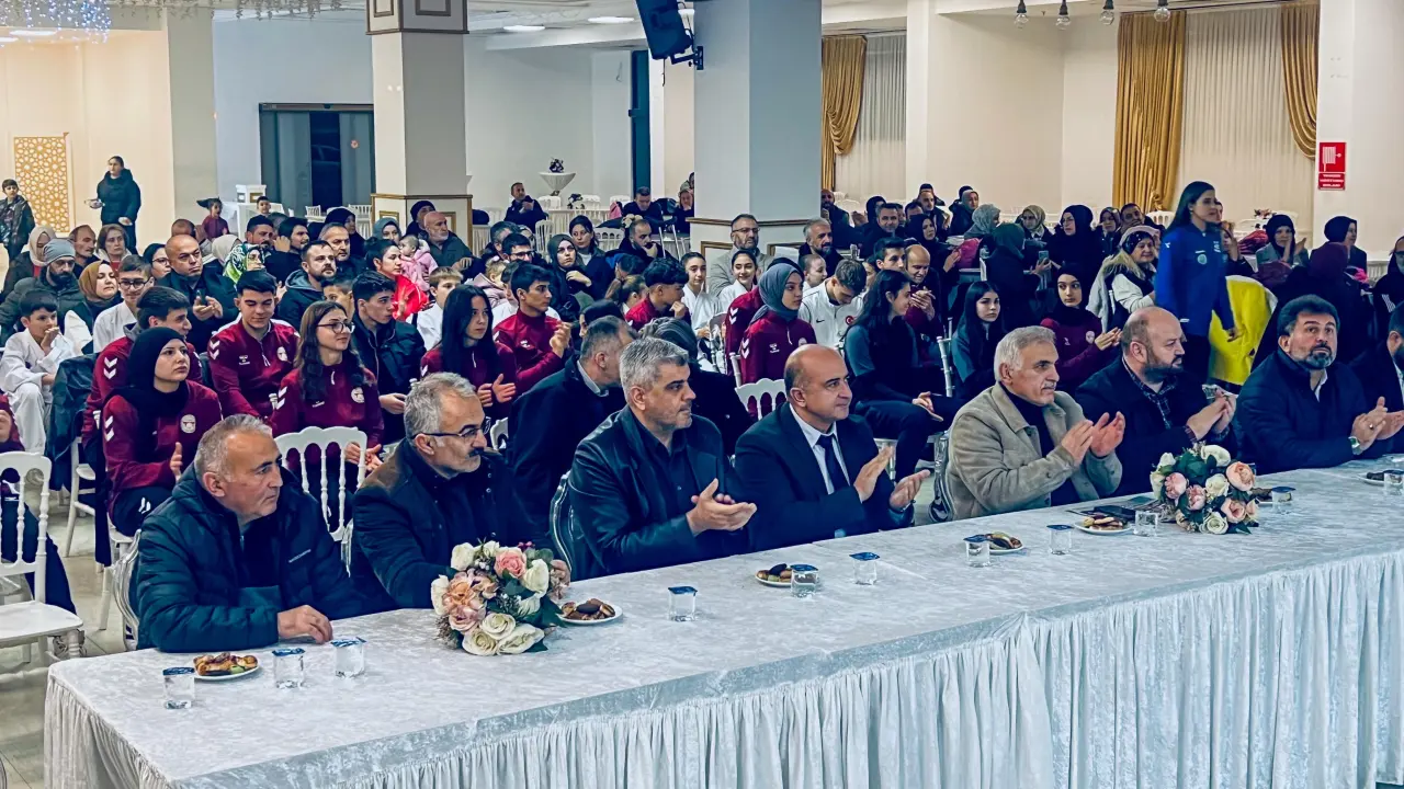 Haber: HENDEK KARATE FARKI ŞÖLEN EŞLİĞİNDE TÖREN YAPTI - Galeri-12