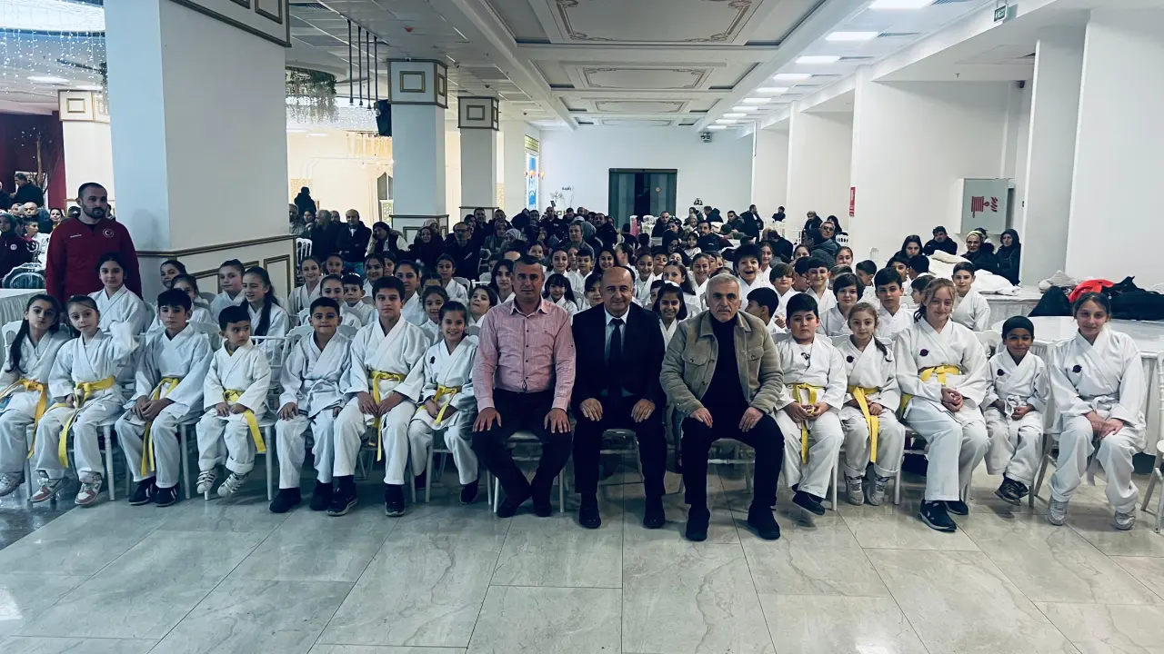 Haber: HENDEK KARATE FARKI ŞÖLEN EŞLİĞİNDE TÖREN YAPTI - Galeri-15