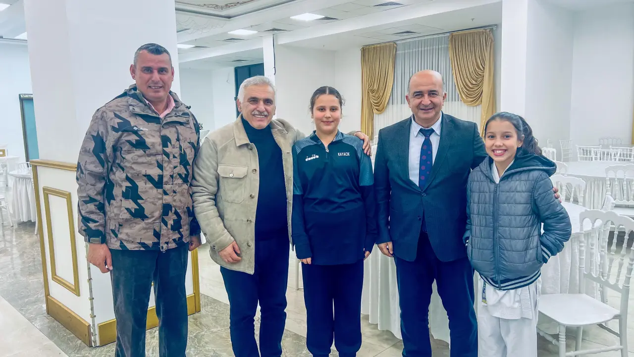 Haber: HENDEK KARATE FARKI ŞÖLEN EŞLİĞİNDE TÖREN YAPTI - Galeri-17