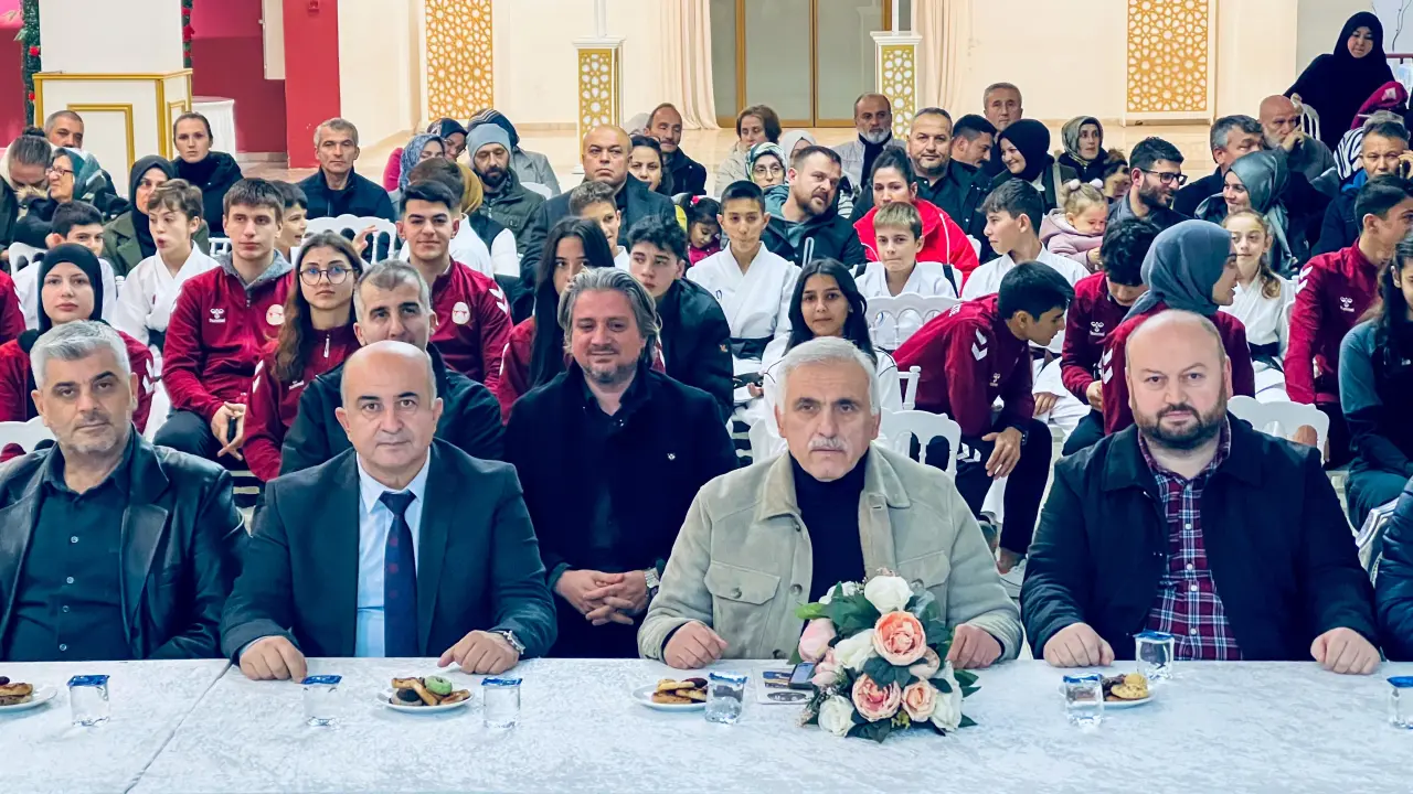Haber: HENDEK KARATE FARKI ŞÖLEN EŞLİĞİNDE TÖREN YAPTI - Galeri-13