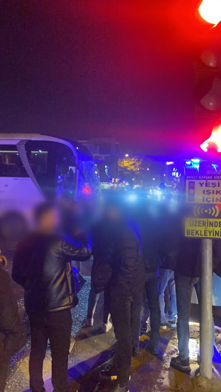 Haber: Hendek’te Yolcu otobüsü tıra çarptı - Galeri-1