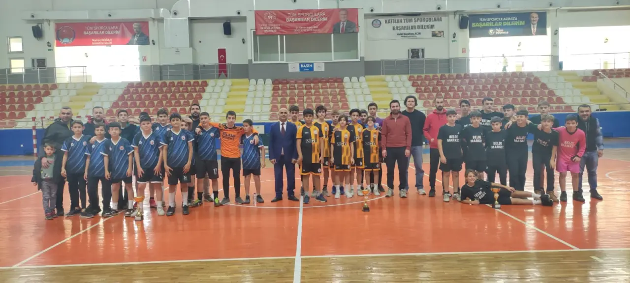 Haber: Yıldız Erkek Futsalda İmam Hatip Ortaokulu birinci - Öne Çıkan
