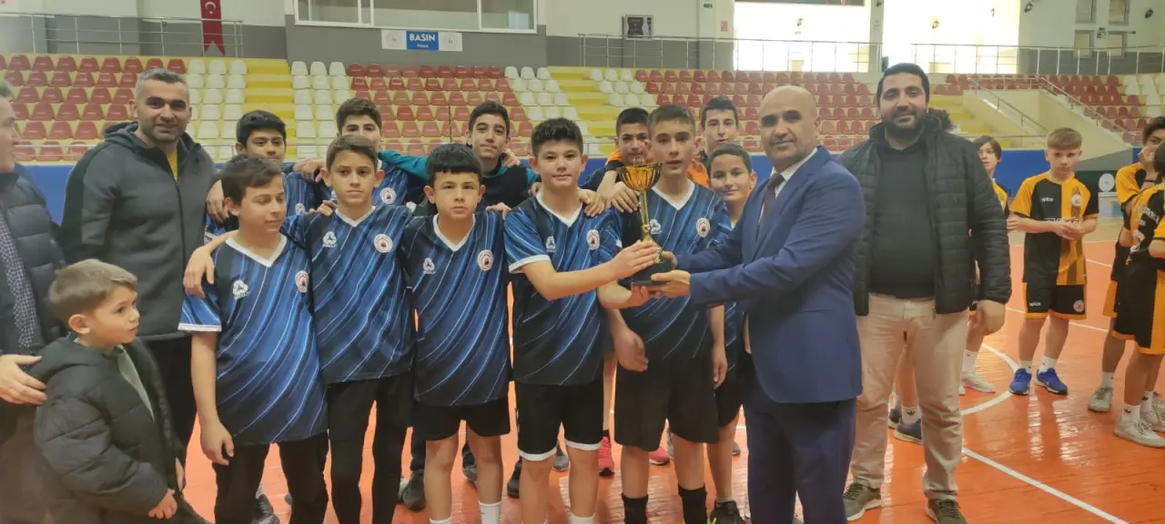 Haber: Yıldız Erkek Futsalda İmam Hatip Ortaokulu birinci - Galeri-3