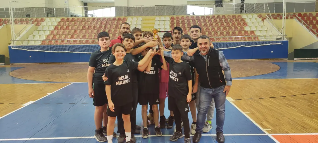 Haber: Yıldız Erkek Futsalda İmam Hatip Ortaokulu birinci - Galeri-1
