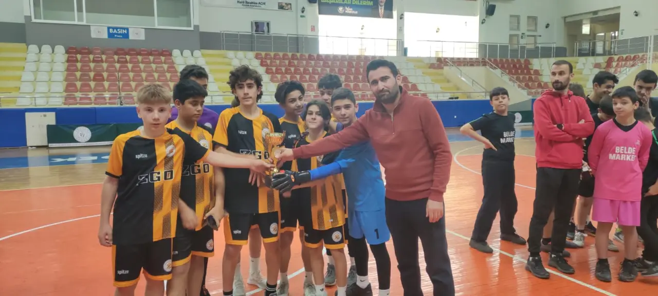 Haber: Yıldız Erkek Futsalda İmam Hatip Ortaokulu birinci - Galeri-2