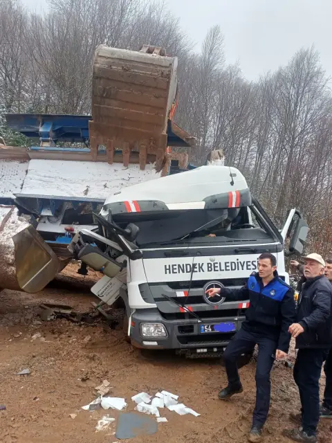Taş kırma makinesi tırın üzerine devrildi