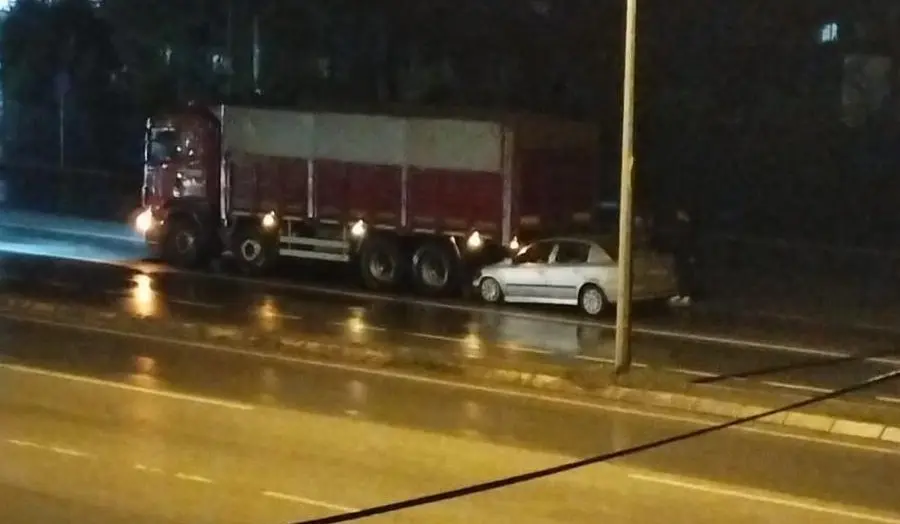 Haber: Tır’ın altına girdi, yaralanmadan kurtuldu - Öne Çıkan